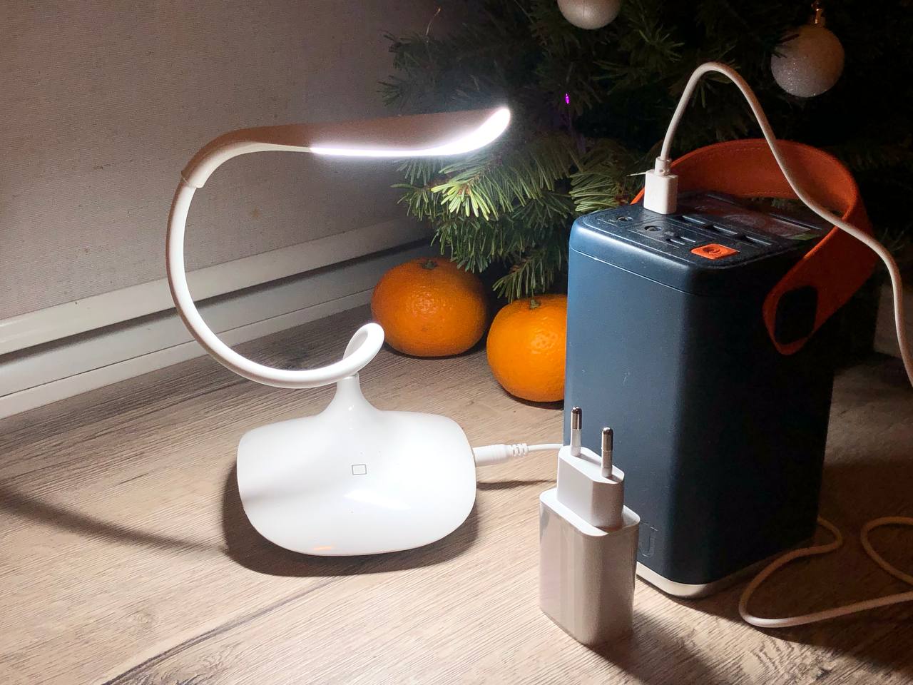 Фото 5 Гибкая настольная LED лампа с аккумулятором UFT Office Lamp 1