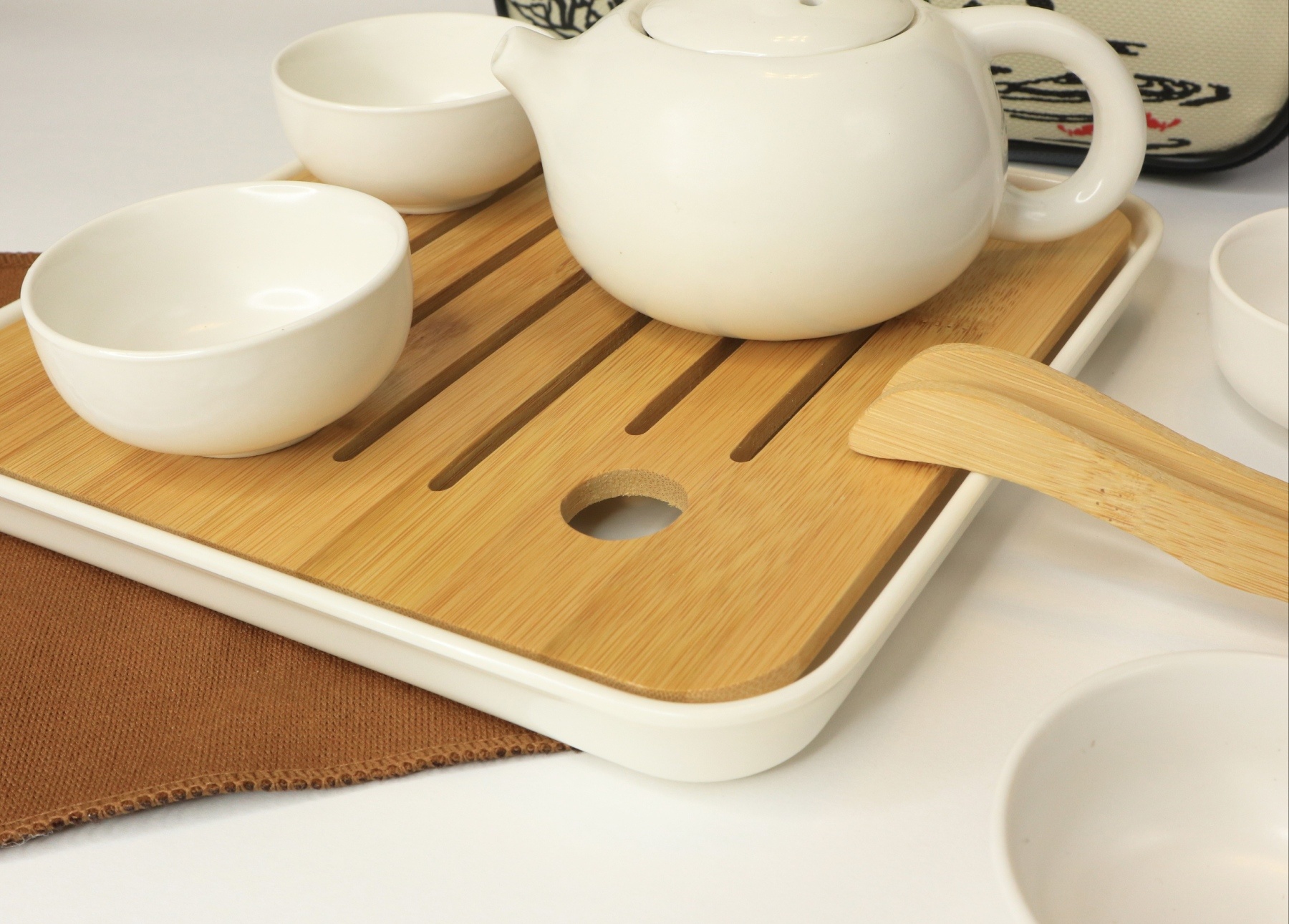 Фото 6 Дорожный набор для чайной церемонии Чайничек + 4 пиалы + бамбуковая чабань + щипцы UFT TSET3