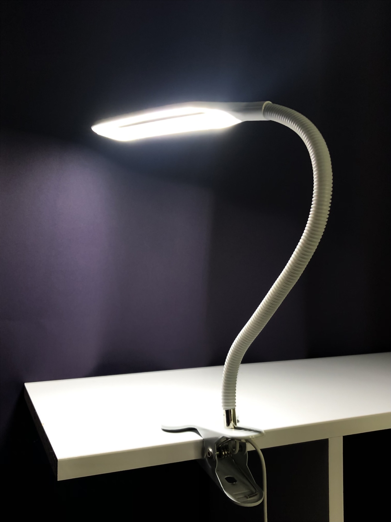 Фото 8 Настольная LED лампа с гибкой ножкой и прищепкой UFT Lamp 1 White